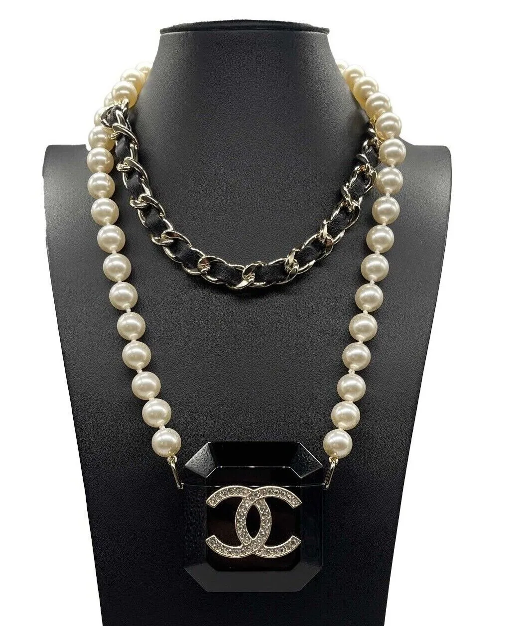 CHANEL - B21 A Airpod CC Acylic Case / Faux Pearl and Chain Layered Necklace